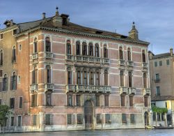 La sede del Museo del Settecento: Cà Rezzonico a Venezia, sulle sponde del Canal Grande - © Circumnavigation / Shutterstock.com