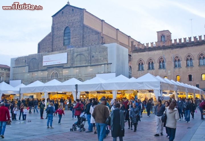 Immagine Cioccoshow, la manifestazione del cioccolato a Bologna: alcuni stand in Piazza Maggiore. L'evento si tiene in autunno - © Kizel Cotiw-an / Shutterstock.com