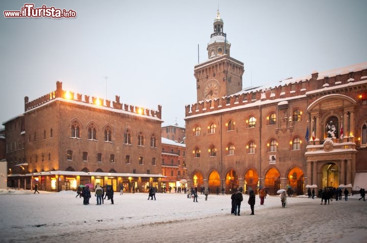 Immagine Neve in Piazza maggiore a Bologna. A destra il Palazzo d'Accursio, sede del municipio, e a sinistra il Palazzo dei Notai. La città è spesso interessata da fenomeni nevosi durante il corso della stagione invernale - © pio3 / Shutterstock.com