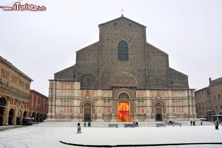 Immagine San Petronio, la basilica in Piazza Maggiore, durante una nevicata a Bologna - © claudio zaccherini / shutterstock.com