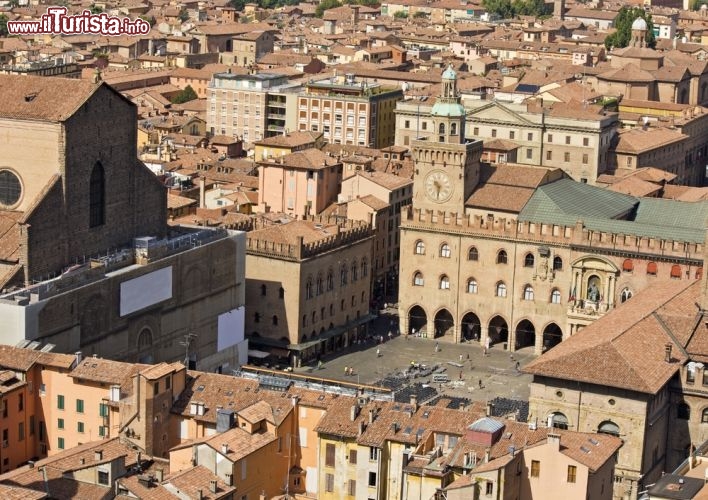 Immagine Veduta aerea di Piazza Maggiore a Bologna, fotografata dalla cima della Torre degli Asinelli, una delle Due Torri della città felsinea - © xamnesiacx / shutterstock.com