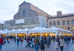 Cioccoshow, la manifestazione del cioccolato a Bologna: alcuni stand in Piazza Maggiore. L'evento si tiene in autunno - © Kizel Cotiw-an / Shutterstock.com 