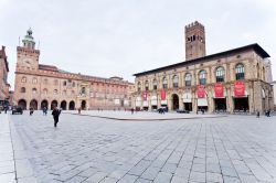 La pavimentazione di Piazza Maggiore: si noti il rilazo centrale, chiamato il crescentone, che porta ancora i segni lasciati da un carro armato statunitense, inferti al momento delle concitate ...