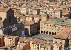 Veduta aerea di Piazza Maggiore a Bologna, fotografata dalla cima della Torre degli Asinelli, una delle Due Torri della città felsinea - © xamnesiacx / shutterstock.com