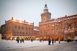 Neve in Piazza maggiore a Bologna. A destra il Palazzo d'Accursio, sede del municipio, e a sinistra il Palazzo dei Notai. La città è spesso interessata da fenomeni nevosi durante ...