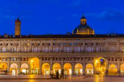 Palazzo dei Banchi: si trova sul lato est di Piazza Maggiore a Bologna. Il sottostante portico prende il nome di pavaglione - © Leonid Andronov / shutterstock.com