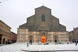 San Petronio, la basilica in Piazza Maggiore, durante una nevicata a Bologna - © claudio zaccherini / shutterstock.com