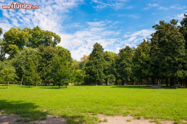 Immagine I Giardini di Porta Venezia, intitolati al giornalisto Indro Montanelli, conosciuti anche con il nome di Giardini di Palestro, si trovano a nord del centro di Milano - © Pavel Vakhrushev / Shutterstock.com