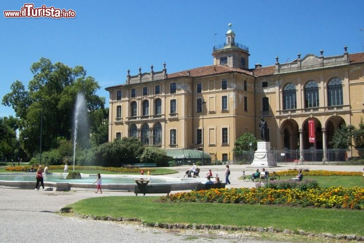 Immagine Giardini Pubblici Indro Montanelli, e il Palazzo Dugnani a Milano dove si trova il Museo Civico di Storia Naturale - © Stefano Stabile / commons.wikimedia.org