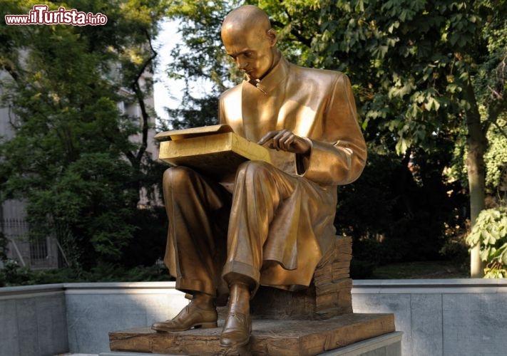 Immagine La statua di Indro Montanelli a Milano, installata nei Giardini di Porta Venezia, intitolati di recente al grande giornalista italiano. Il monumento è stato oggetto di aspre critiche da parte di esperti e cittadini - © godrick / Shutterstock.com