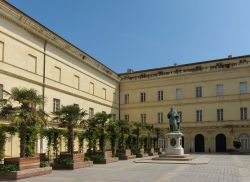 Ajaccio: il cortile interno del Palazzo Fesch, che ospita il famoso museo d'arte in Corsica - © Velvet - Wikimedia Commons.