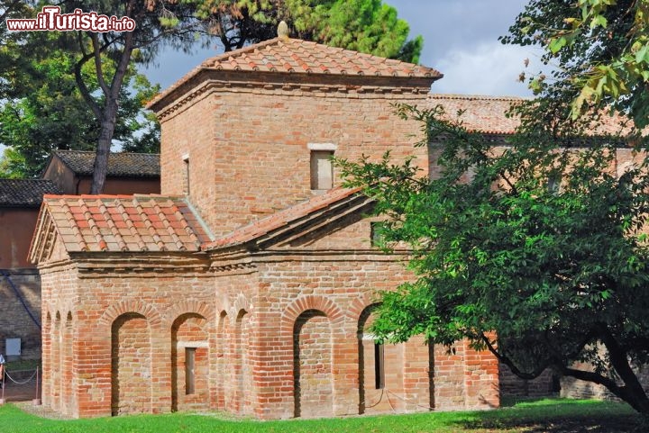 Immagine Esternamente il Mausoleo di Galla Placidia a Ravenna, appare come una piccola e poco attraente chiesetta in mattoni, posta nelle vicinanze della grande Basilica di San Vitale. All'interno rivela un sorprendente patrimonio di mosaici - © claudio zaccherini / Shutterstock.com