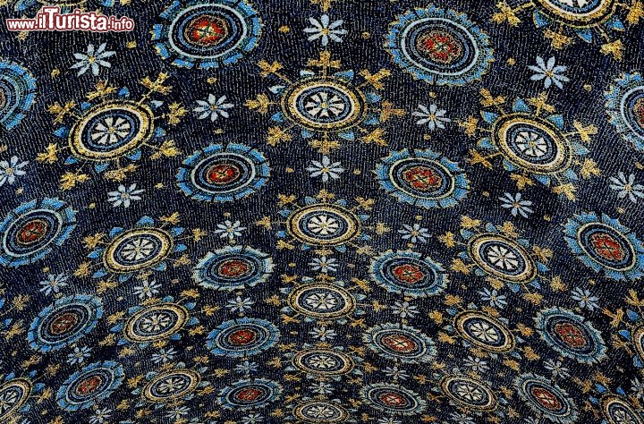 Immagine Il famoso cielo stellato a mosaico: potete ammirarlo al Mausoleo di Galla Placidia a Ravenna - © AISA - Everett / Shutterstock.com