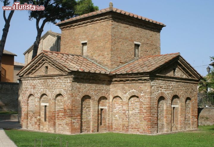 Immagine La pianta a Croce Latina del Mausoleo di Galla Placidia a Ravenna - © Luca Grandinetti / Shutterstock.com