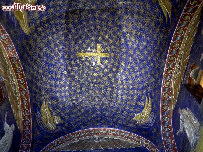 Immagine Un dettaglio dei mosaici della volta del Mausoleo di Galla Placidia a Ravenna - © vvoe / Shutterstock.com