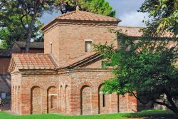 Esternamente il Mausoleo di Galla Placidia a Ravenna, appare come una piccola e poco attraente chiesetta in mattoni, posta nelle vicinanze della grande Basilica di San Vitale. All'interno ...