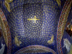 Un dettaglio dei mosaici della volta del Mausoleo ...