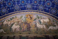 Il Buon Pastore, uno dei mosaici più noti all'interno del Mausoleo di Galla Placidia, tra i Patrimoni UNESCO di Ravenna - © vvoe / Shutterstock.com 