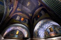 Il ricco Interno, rivestito da mosaici, del Mausoleo di Galla Placidia a Ravenna - © vvoe / Shutterstock.com 