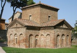 La pianta a Croce Latina del Mausoleo di Galla Placidia a Ravenna - © Luca Grandinetti / Shutterstock.com