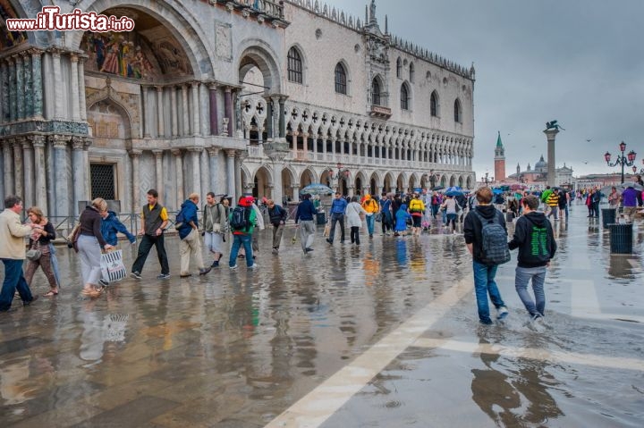 Immagine Acqua alta a piazza San Marco, in secondo piano il Palazzo Ducale di Venezia - © javarman / Shutterstock.com