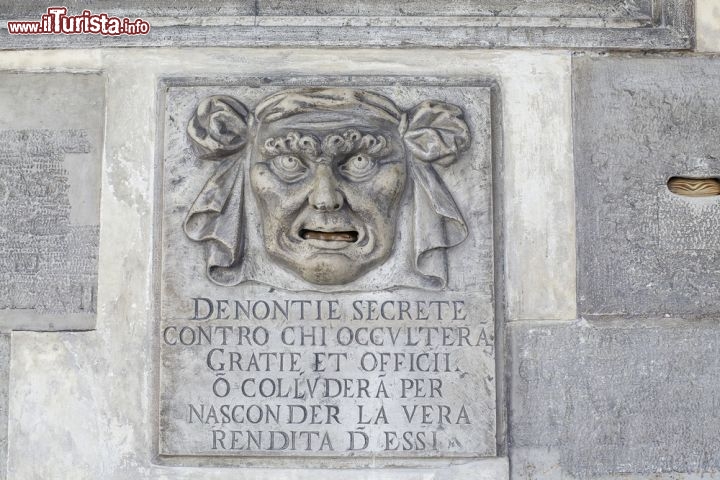 Immagine Storica buchetta per la  posta anonima a Palazzo Ducale di Venezia - © Patricia Hofmeester / Shutterstock.com