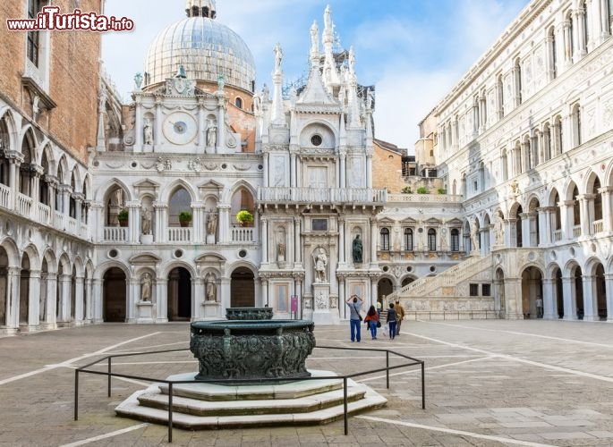 Immagine Dentro al Palazzo dei Dogi: fotografia scattata dalla coorte interna della residenza di Palazzo Ducale, e sullo sfondo la Basilica di S. Marco (Venezia) - © Catarina Belova / Shutterstock.com