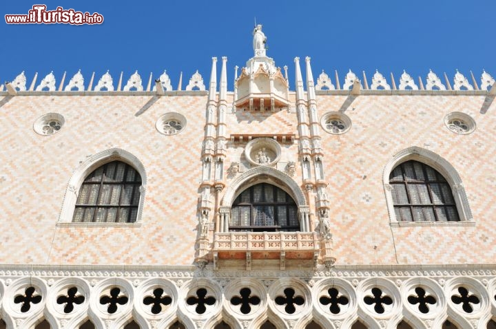 Immagine Dettaglio della facciata del Palazzo Ducale di Venezia, l'antica residenza dei Dogi - © Lucian Milasan / Shutterstock.com