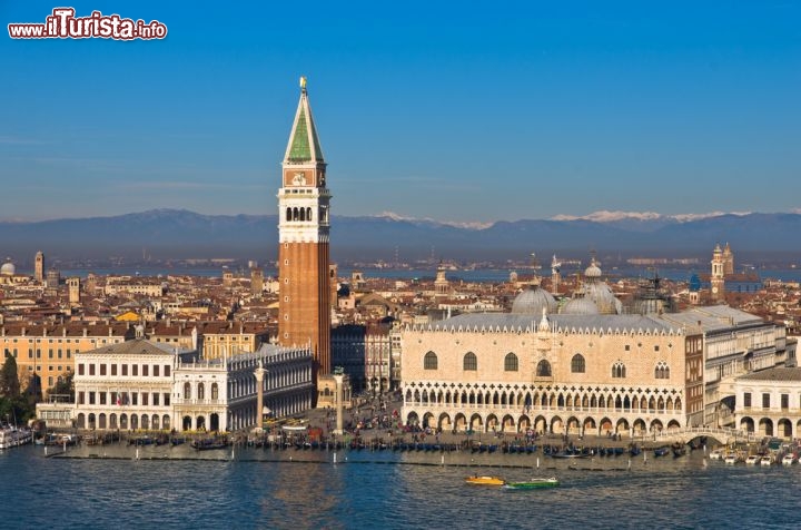 Immagine Fotografia aerea di  Venezia: ben riconoscibile il Campanile di Piazza San Marco ed il Palazzo Ducale, con le Alpi che rimangono sullo sfondo - © Banet / Shutterstock.com