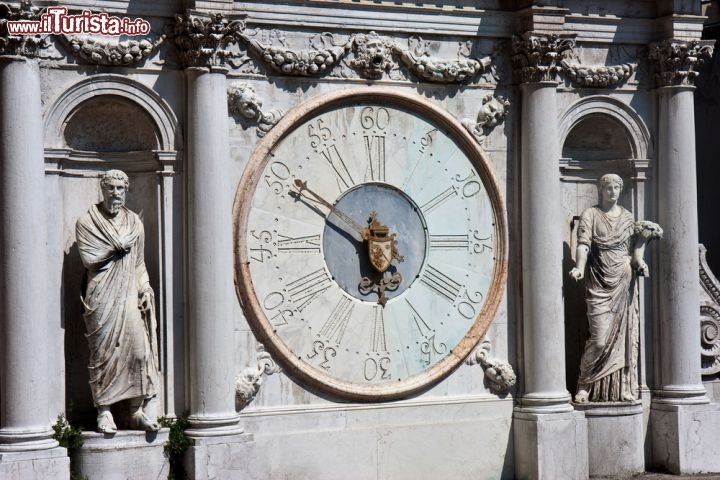 Immagine Antico orologio a Venezia: ci troviamo a Palazzo Ducale, la residenza dei Dogi veneziani  - © piotrwzk / Shutterstock.com