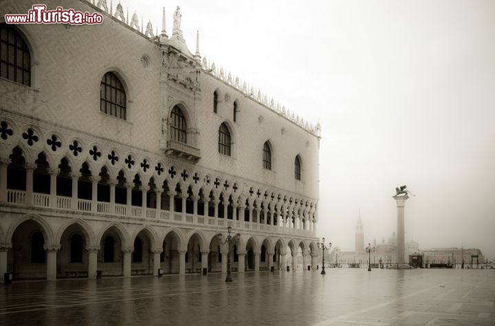 Immagine Una giornata di nebbia in autunno a Venezia, il Palazzo Ducale in piazza San Marco assume dei contorni sfumati, quasi magici - © javarman / Shutterstock.com