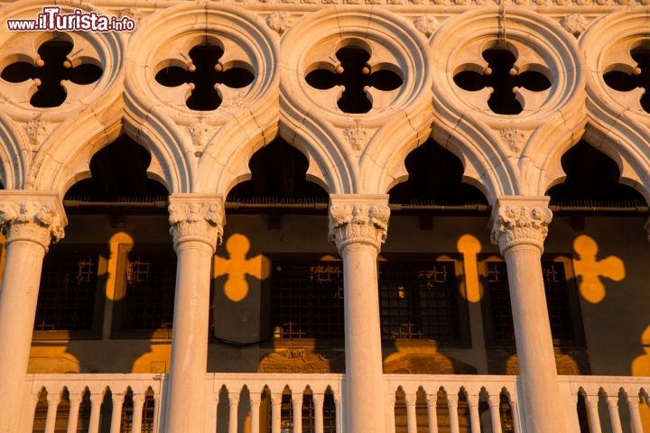 Immagine Tramonto a Venezia, particolare della loggia di Palazzo Ducale - © klempa / Shutterstock.com