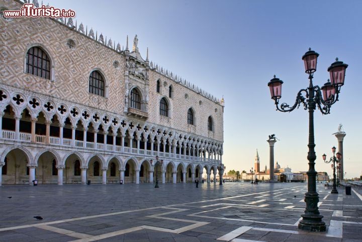 Immagine Venezia Piazza San Marco al mattino, l'eleganza dell'architettura di Palazzo Ducale - © Dmitri Ometsinsky / Shutterstock.com