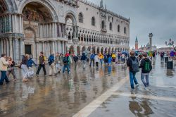 Acqua alta a piazza San Marco, in secondo piano il Palazzo Ducale di Venezia - © javarman / Shutterstock.com 