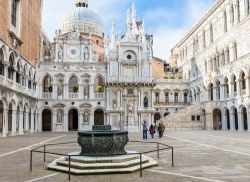 Dentro al Palazzo dei Dogi: fotografia scattata dalla coorte interna della residenza di Palazzo Ducale, e sullo sfondo la Basilica di S. Marco (Venezia) - © Catarina Belova / ...