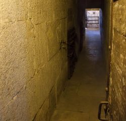 Corridoio all'interno dei Pozzi, le fniferate prigioni di Palazzo Ducale a Venezia - © pjt56 - Wikimedia Commons.