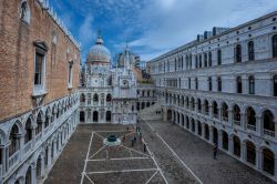 Cortile interno del Palazzo Ducale di Venezia, in secondo piano le cupole della Basilica di San Marco - © javarman / Shutterstock.com