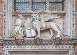 Leone di San Marco, il simbolo di  Venezia, fotografato a Palazzo Ducale - © javarman / Shutterstock.com