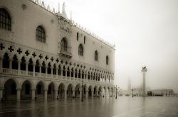 Una giornata di nebbia in autunno a Venezia, il Palazzo Ducale in piazza San Marco assume dei contorni sfumati, quasi magici - © javarman / Shutterstock.com
