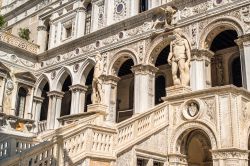 Scala d'accesso, detta la Scala dei Censori, per accedere alle logge del primo piano del Palazzo Ducale di Venezia - © Sebastien Burel / Shutterstock.com