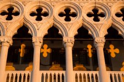 Tramonto a Venezia, particolare della loggia di Palazzo Ducale - © klempa / Shutterstock.com