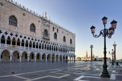 Venezia Piazza San Marco al mattino, l'eleganza dell'architettura di Palazzo Ducale - © Dmitri Ometsinsky / Shutterstock.com