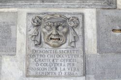 Storica buchetta per la  posta anonima a Palazzo Ducale di Venezia - © Patricia Hofmeester / Shutterstock.com 