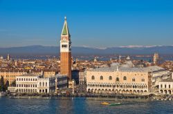 Fotografia aerea di  Venezia: ben riconoscibile il Campanile di Piazza San Marco ed il Palazzo Ducale, con le Alpi che rimangono sullo sfondo - © Banet / Shutterstock.com