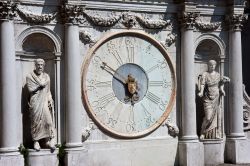 Antico orologio a Venezia: ci troviamo a Palazzo Ducale, la residenza dei Dogi veneziani  - © piotrwzk / Shutterstock.com