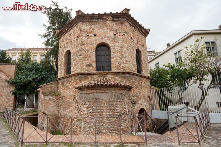 Immagine Il Battistero degli Ariani a Ravenna  è famoso per i suoi spettacolari mosaici all'interno - © vvoe / Shutterstock.com