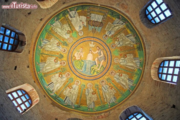Immagine Interno della cupola del Battistero degli Ariani, uno dei Patrimoni dell'UNESCO di Ravenna - © claudio zaccherini / Shutterstock.com