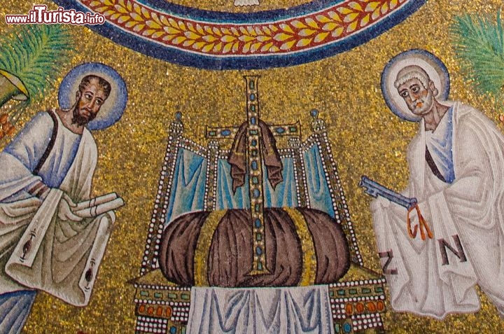 Immagine Dettaglio del mosaico della volta nel Battistero degli Ariani a Ravenna - © Michal Szymanski / Shutterstock.com