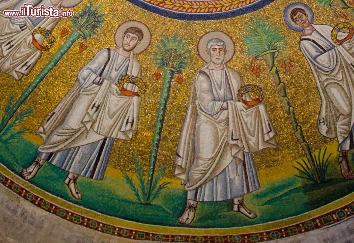 Immagine Mosaico degli apostoli, si trova nella volta del Battistero degli Ariani a Ravenna - © Michal Szymanski / Shutterstock.com