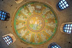 Interno della cupola del Battistero degli Ariani, uno dei Patrimoni dell'UNESCO di Ravenna - © claudio zaccherini / Shutterstock.com 